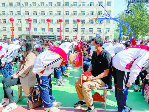 廊坊市第十五中学为高二学子举行成人礼