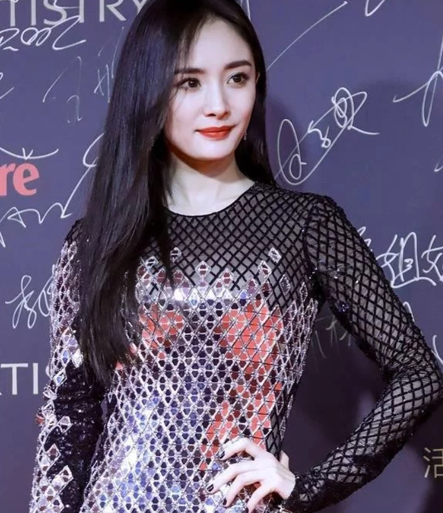 杨幂穿渔网出席活动看到身材后网友表示我承认我酸了