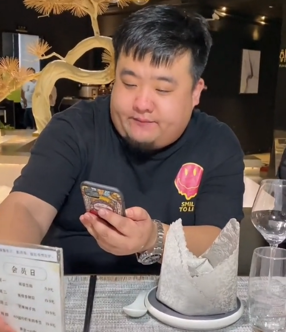 泡泡龙刚去世那段时间,团队老板红雨老师和搭档大蒜涛,受到了网友们的