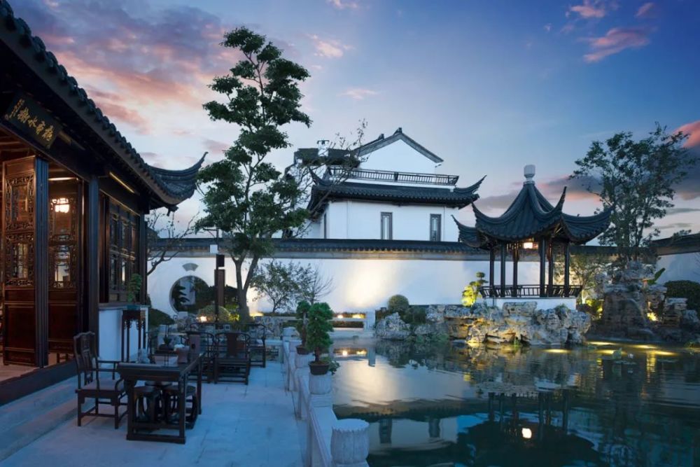美的·花溪院子整体建筑风格为中式苏派建筑,搭配纯正苏式园林,正是