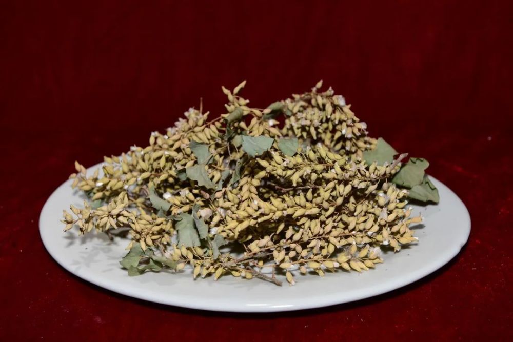 炒锅巴,酒鬼花生……"一走近酒泉卫星发射中心邮局二楼的胡杨文化馆