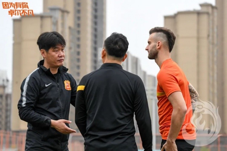 巴普蒂斯唐 昨晚22点！武汉队传出消息：巴西外援和李霄鹏“密谋”，中超有戏