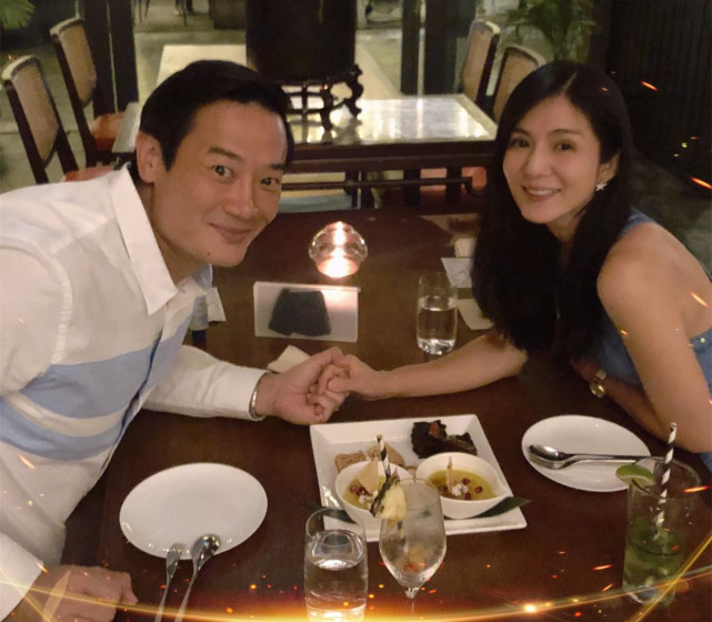 老公邱韶智身材健硕,跟小鸟依人的杨采妮站在一块,十分般配.
