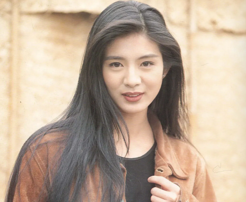 杨采妮47岁生日一家四口罕同框老公身材健硕双胞胎儿子像妈