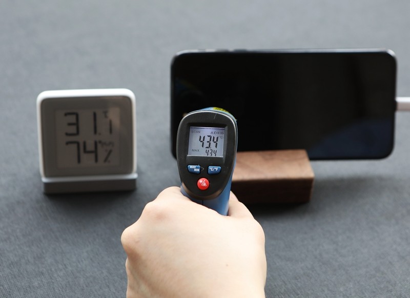 手机背部的温度约为43℃左右,这发热量,杠杠的,冬天当暖手宝用,完全没