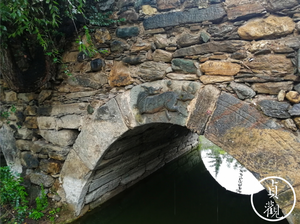 关于"鹰兔桥"其名,据传是因为桥东的石刻上有鹰和兔的形象而得名.