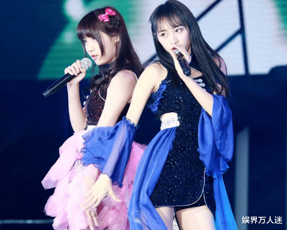 鞠婧祎前团舞台大胆营业撩衣亲吻曾被罚款她也和队友有亲密照