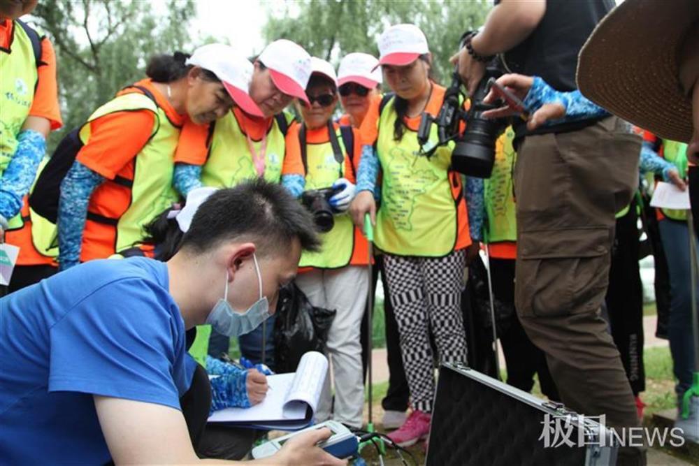 在武汉观鸟协会熊莺老师的指导下,志愿者们对照鸟类图谱,观察出乌鸫和