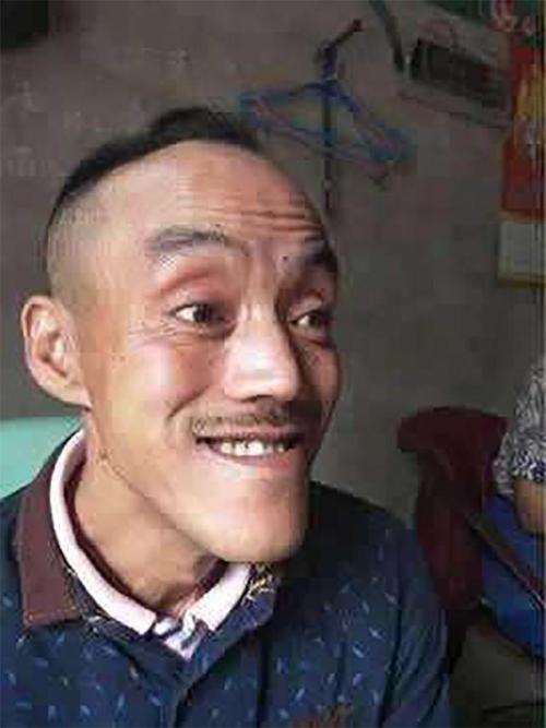 冯加六:因撞脸光头强年入百万,52岁娶小20岁老婆