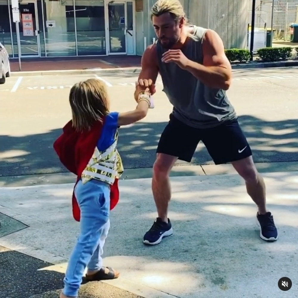 雷神儿子长大要做超人 遭爸爸公审:幸好我有两个孩子