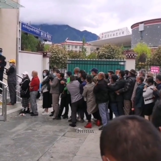 打新冠疫苗遇强行插队排队4小时反倒退2米网友战况激烈啊