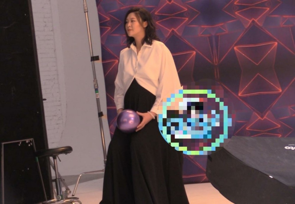 奥运冠军惠若琪挺大孕肚拍广告帅哥帮理头发态度认真气质出众