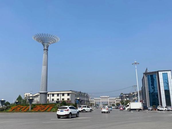 主干道在此交汇庄寨镇在曹县的西北端,距离县城和菏泽市区的距离相同