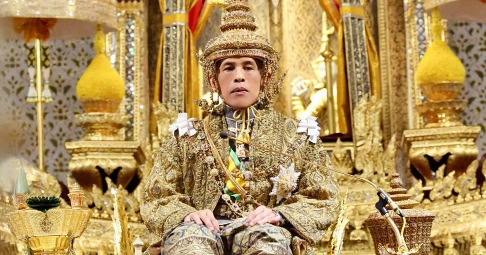 泰王玛哈消失近一月终现身,曾传病危;状态不错,瞪着侍卫很凶狠