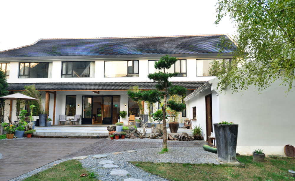 地址:崇明区陈家镇裕西村725,726,727号"逅院"民宿,坐落在崇明岛东滩