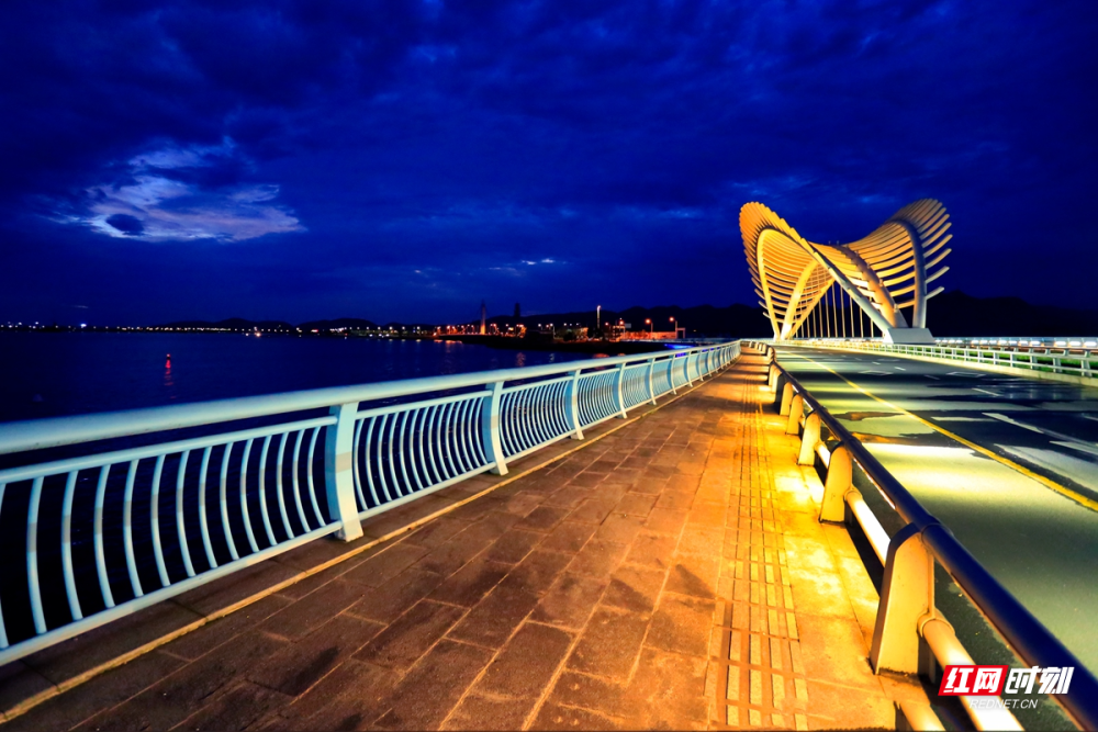 栈桥的设计理念以"山水"为核心,巧妙利用周边的山水环境与生态,景观