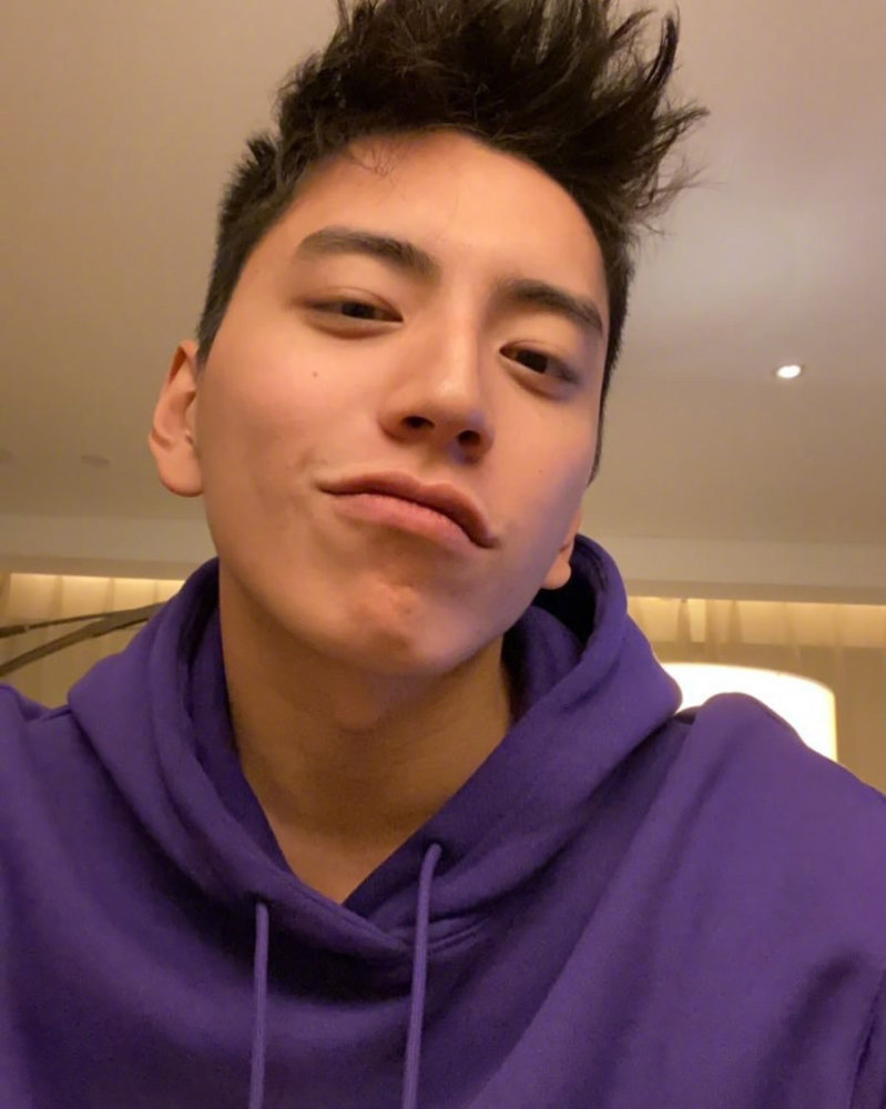 王大陆和蔡卓宜街头拥吻,男方还将醉酒的女方抱上了车_腾讯新闻