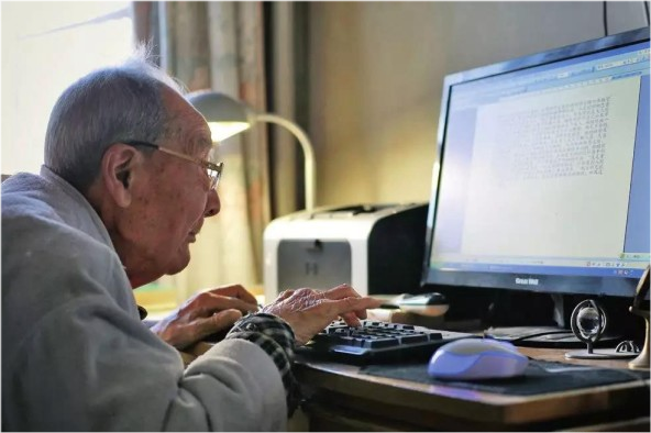 始终坚持读书翻译的许渊冲先生生于军阀混战的乱世,炮火中求学于西南