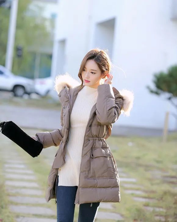 美图欣赏:孙允珠,巧克力色温暖厚实羽绒帽大衣