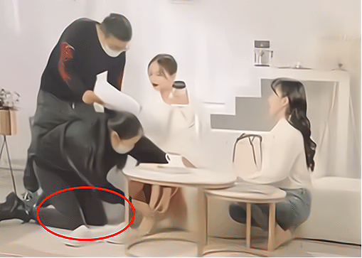 助理为王子文跪地穿鞋引争议导演回应避重就轻为了黑而黑