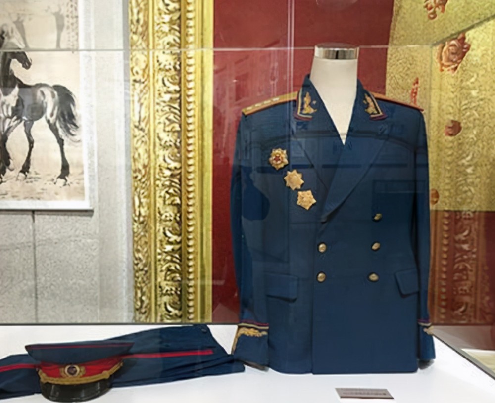 他被称为"福将",30年未回乡,后为家乡捐出一件文物级大将礼服