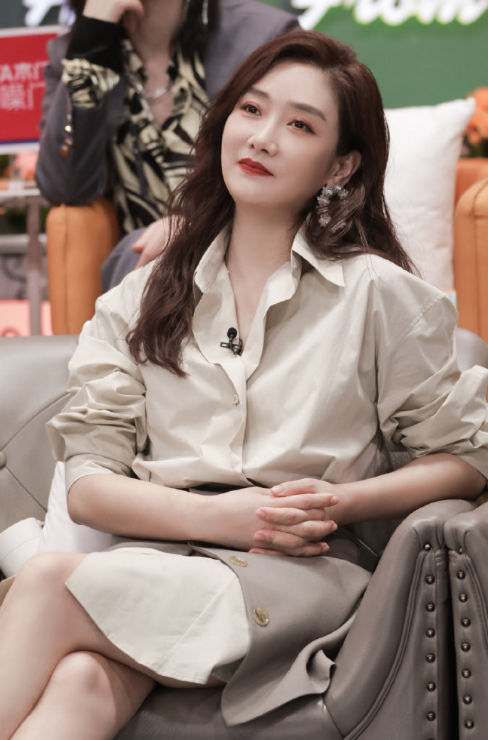 凤凰传奇玲花真洋气衬衫配半身裙干练知性只扣两个扣子太抢镜