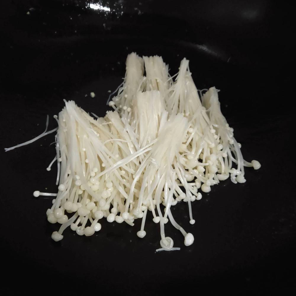 烹饪小贴士: 金针菇的选购技巧 1,看颜色:菌盖,菌褶,菌柄呈白色至黄色