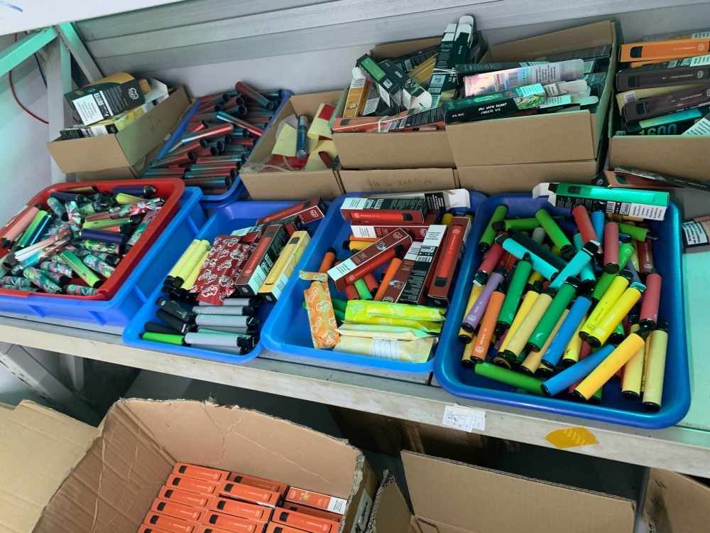 现场查获大批印有"kado""relx悦刻""jk"等品牌的电子烟,烟管,烟盒5月