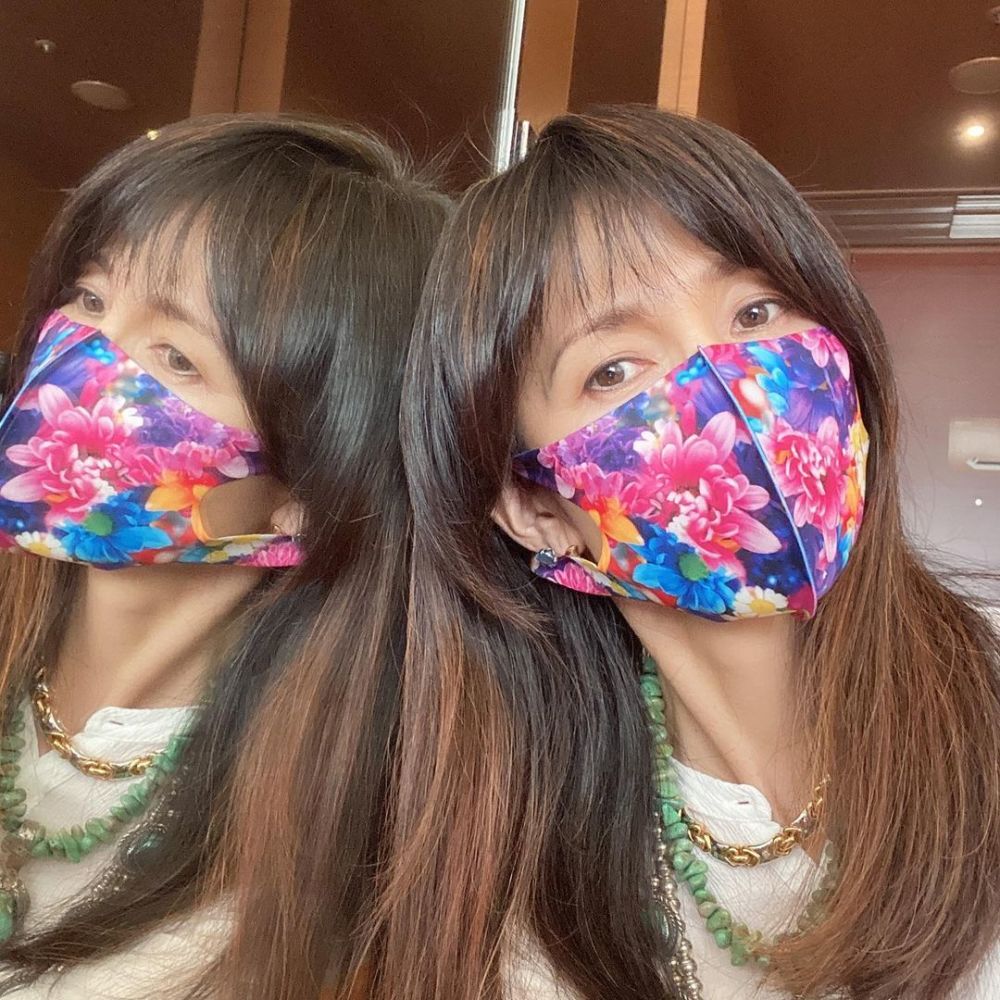 51岁工藤静香晒公主造型戴三条项链宝石比拳头大鞋子穿了20年