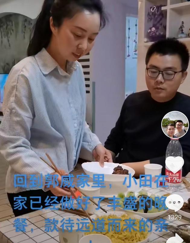 許敏一家人團聚:郭威準備15個菜,兒媳替婆婆夾菜,田靜長輩陪酒_騰訊