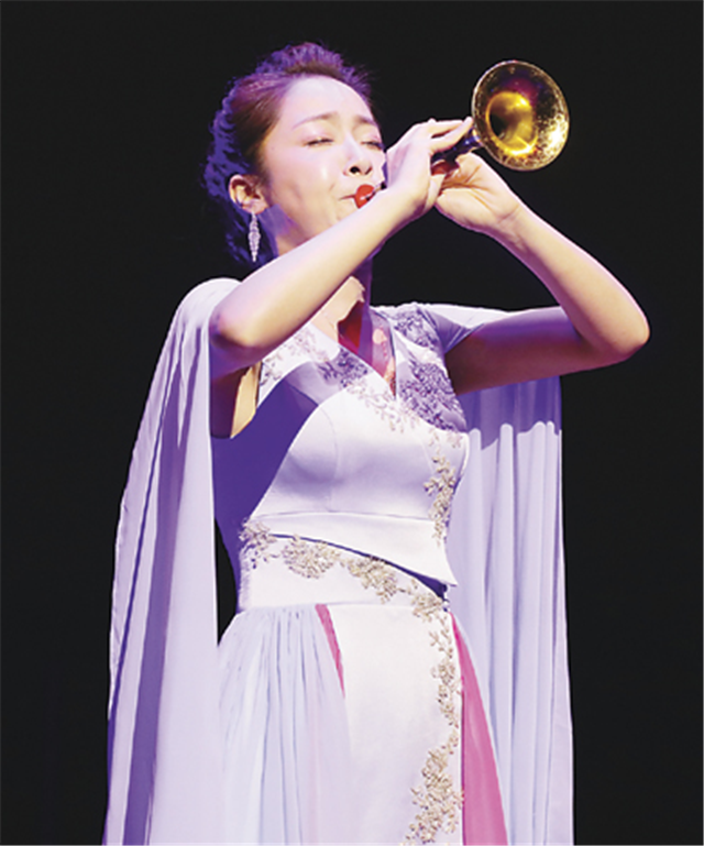 我国第一位唢呐女博士,在悉尼歌剧院独奏,一曲百鸟朝凤技惊四座_腾讯