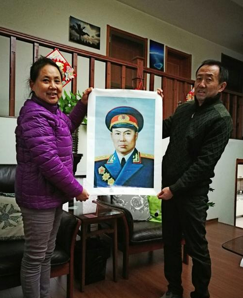 1955年的军队授衔中, 温玉成将军被授予中将军衔,荣获八一勋章,独立