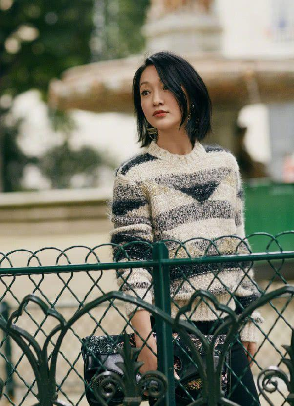 周迅走红毯真随性,西装剪掉半截也算了,"杀马特"发型才是硬伤