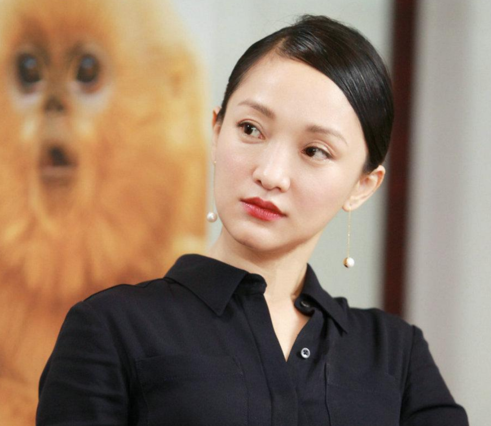 周迅走红毯真随性,西装剪掉半截也算了,"杀马特"发型才是硬伤