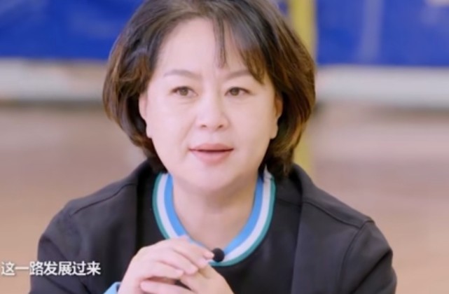 55岁鞠萍姐姐自嘲腰太粗为了观众37年不换发型二婚寻得真爱