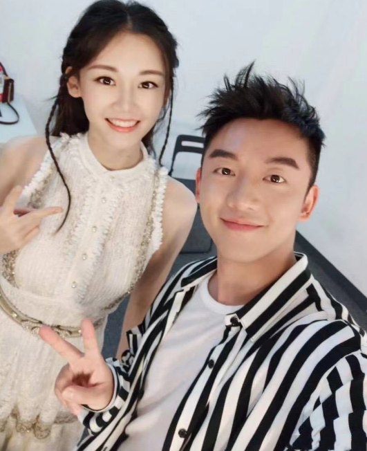 苗苗做客《奔跑吧》,节目里对郑恺的称呼成焦点,意外暴露两人真实感情