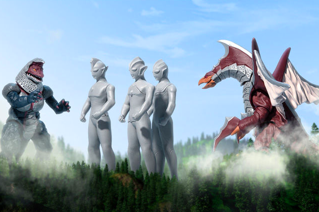 奥特曼:特利迦被卡尔蜜拉三人小队围攻,"踢腰"加夺命锁,招招下狠手!