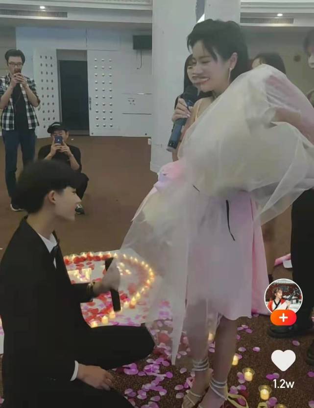 当时凌轩精心布置了现场,还放言"以后再也不会辜负冷巴",但挺着大肚子