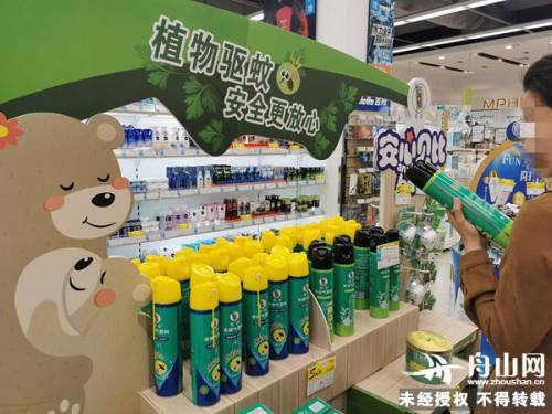 近日记者走访中发现,一些商超都在醒目位置摆上了驱蚊产品,除传统蚊香