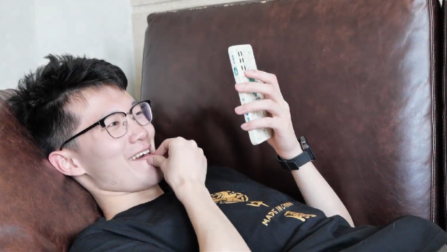 敬汉卿再次更新女装视频,揭示网络陷阱,恰饭获得粉丝好评