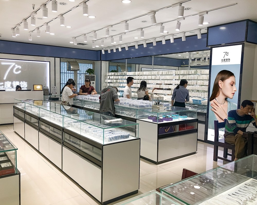 四层,是成都市的中心区域,地理位置优越,交通便利,全新装修的银饰展厅