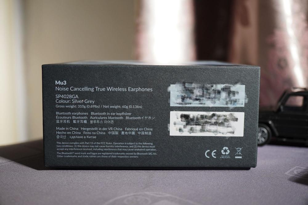 包装盒背面是产品和厂商信息,均采用英文书写.