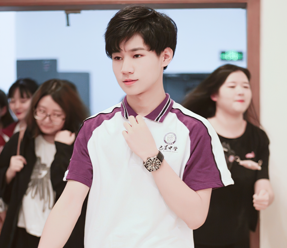 张真源毕业照来袭,在校并没有被特殊照顾,穿校服少年感十足_腾讯新闻