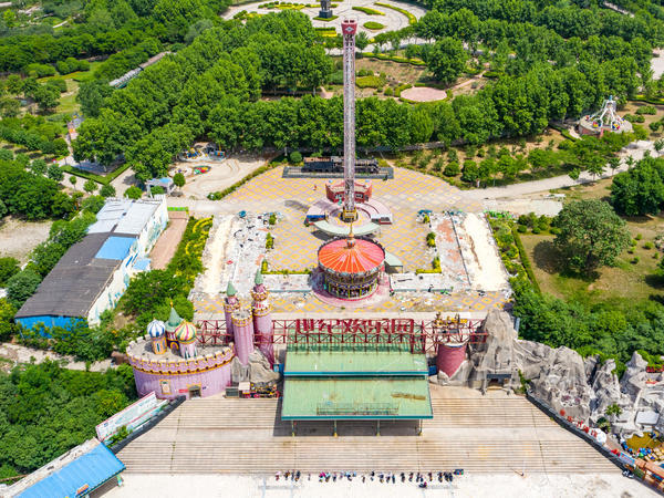 已经闭园的郑州世纪欢乐园又活了家长翻越围栏私自入内手推旋转木马遛