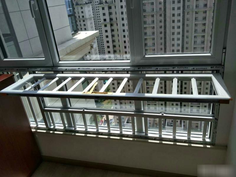对于小户型阳台来讲,安装多功能护栏晾衣架,可以节省空间,也省了安装