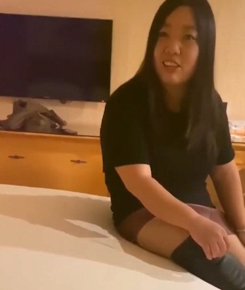 近日"我很丑吗,那我走"事件走红,女主网恋奔现失败,被男方发现长得