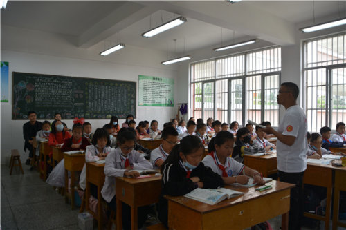 陆良县中枢街道文化小学开展家长开放日活动