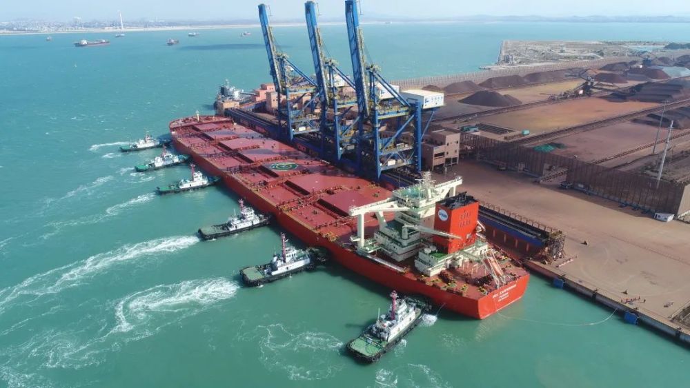 全球最大矿石船首靠湄洲湾港40万吨泊位