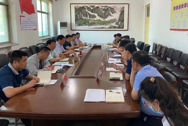 5月25日,副县长尹国亮主持召开丘陵片区人居环境整