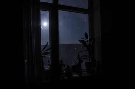 晚上房间黑漆漆的图片图片